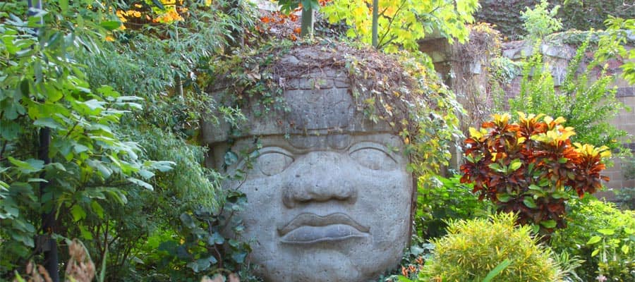 Sculpture de tête sur pierre