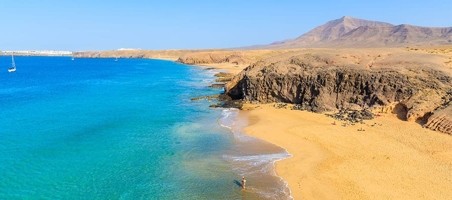 Visita la playa Papagayo en tu crucero a Arrecife