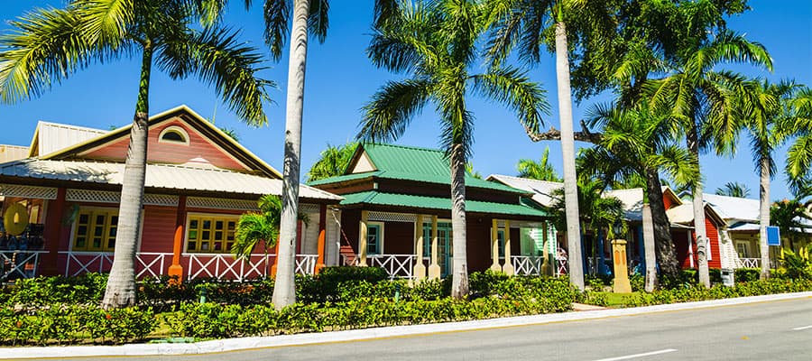 カラフルな家々を目にするカリブ海クルーズ