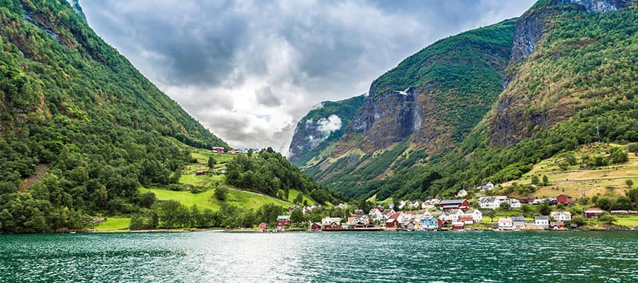 Molo della città vecchia con la tua crociera a Bergen