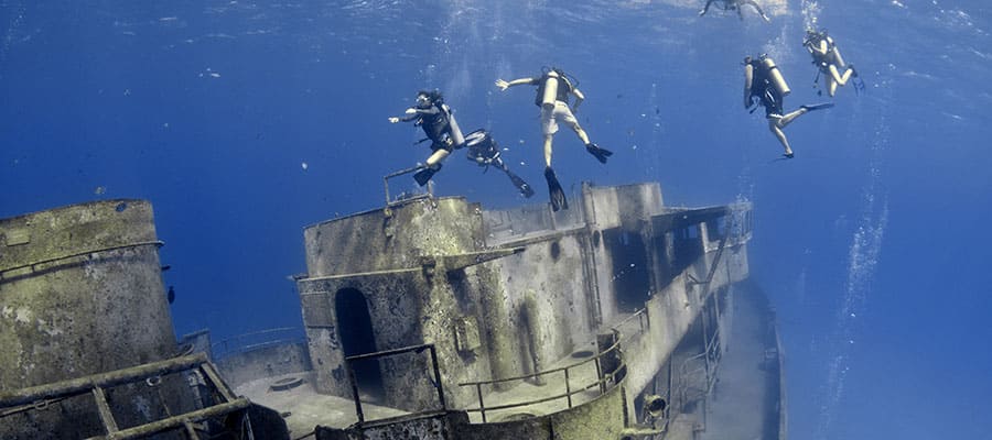 Plongée au tuba vers une épave de navire lors de votre croisière à George Town