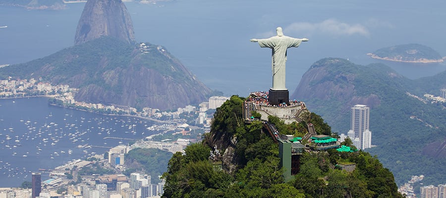 Vista aérea del Cristo Redentor y el Cerro Corcovado en un crucero a Río de Janeiro