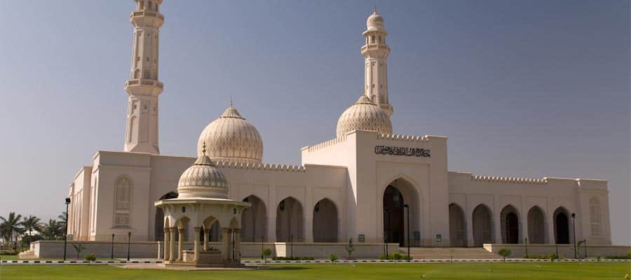 Grande mesquita em seu cruzeiro em Omã