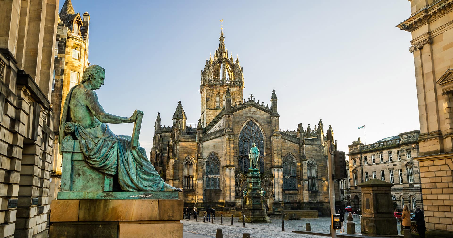 A WALK ON THE ROYAL MILE & HOLYROODHOUSE