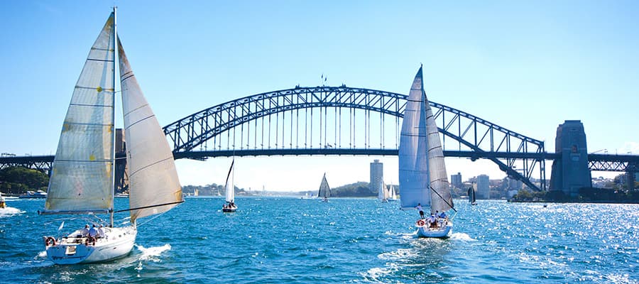 Ponte da Baía de Sydney em cruzeiro para Sydney
