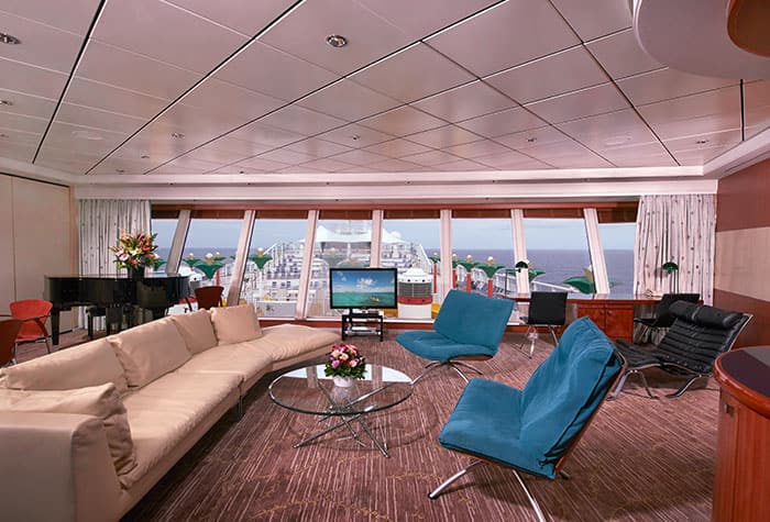 הסלון של וילת 3 חדרים עם גינה באונייה Norwegian Star