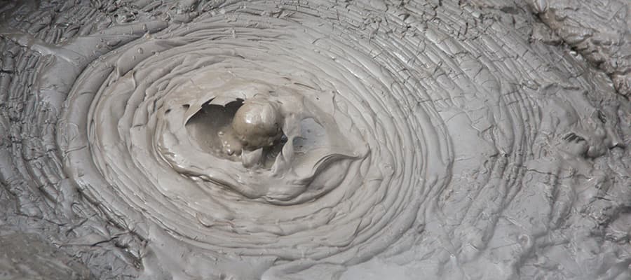 Boue bouillonnante dans des piscines thermales lors d'une croisière à Tauranga