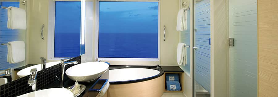 Badezimmer der Familien Villa mit 2 Schlafzimmern und Balkon auf der Norwegian Breakaway