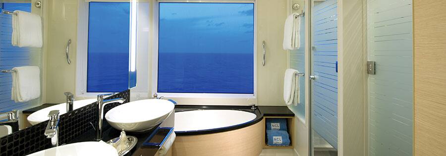 Salle de bains de la cabine The Haven Family Villa 2 chambres avec balcon sur le Norwegian Breakaway