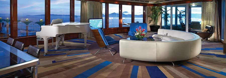 הסלון בוילת 3 חדרים עם גינה של The Haven באונייה Norwegian Jewel