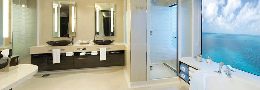 Salle de bains de The Haven Deluxe Owners Suite avec grand balcon sur le Norwegian Getaway