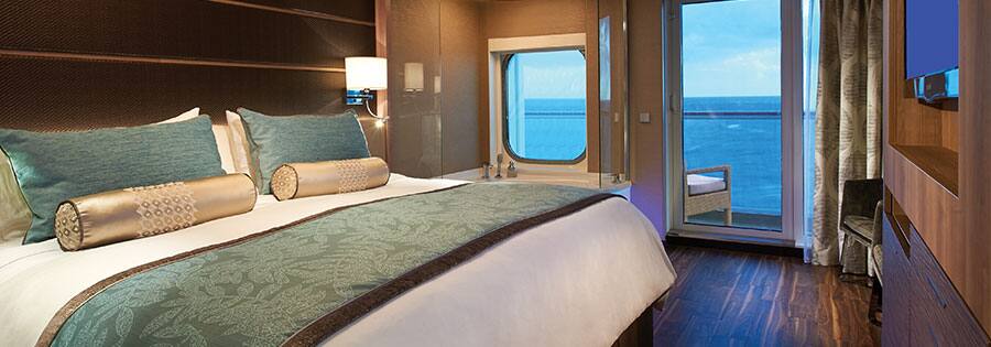 Schlafzimmer der Haven Deluxe Spa Suite mit Balkon auf der Norwegian Escape