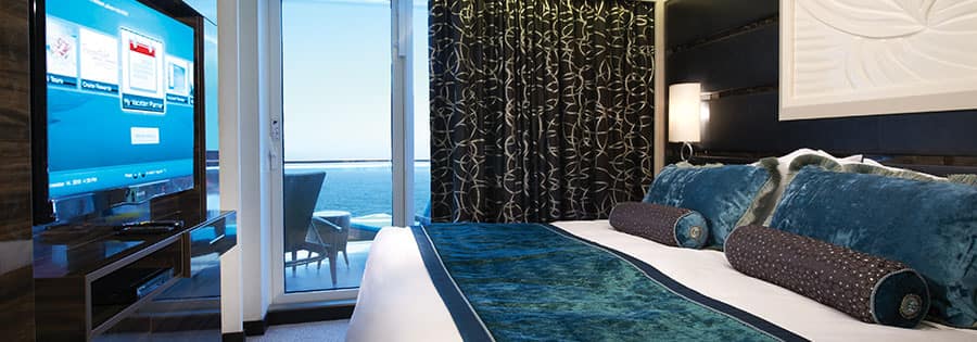 Schlafzimmer der Haven Owner's Suite mit großem Balkon auf der Norwegian Breakaway