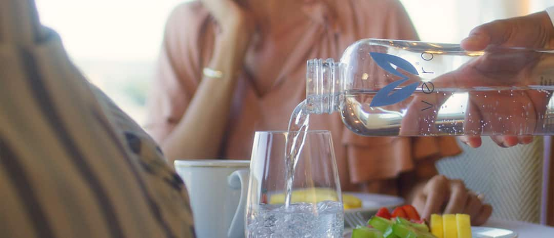 Agua filtrada Vero vertiéndose en un vaso